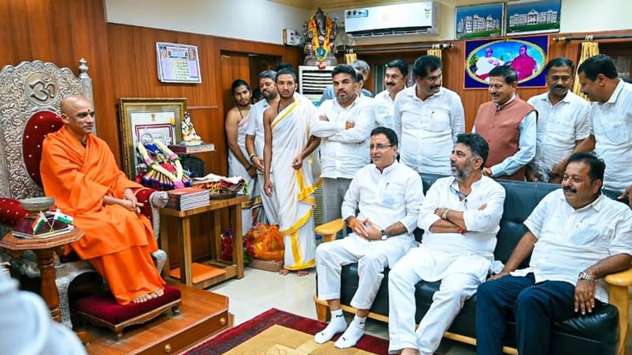 ಒಕ್ಕಲಿಗ ದ್ರೋಹಿ ಡಿ.ಕೆ.ಶಿವಕುಮಾರ್, ಪೆನ್ನು ಪೇಪರ್ ಹಿಡಿದು ಭಿಕ್ಷೆ ಬೇಡಿದ್ದು ಮರೆತೋಯ್ತಾ? ಕೆಣಕಿದ ಜೆಡಿಎಸ್!