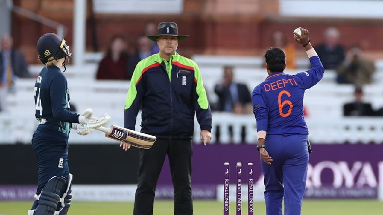 भारत की महिला खिलाड़ी के रन आउट से क्रिकेट जगत में दो फाड़, जानें क्यों सुर्खियों में आया 'मांकड़ कंट्रोवर्सी'