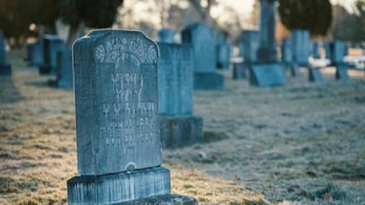 ഭർത്താവിന്റെ കല്ലറയ്ക്ക് മുകളിൽ 'വ്യഭിചാരി' എന്ന് എഴുതിവച്ച് ഭാര്യ ഭർത്താവിന്റെ കല്ലറയ്ക്ക് മുകളിൽ 'വ്യഭിചാരി' എന്ന് എഴുതിവച്ച് ഭാര്യ