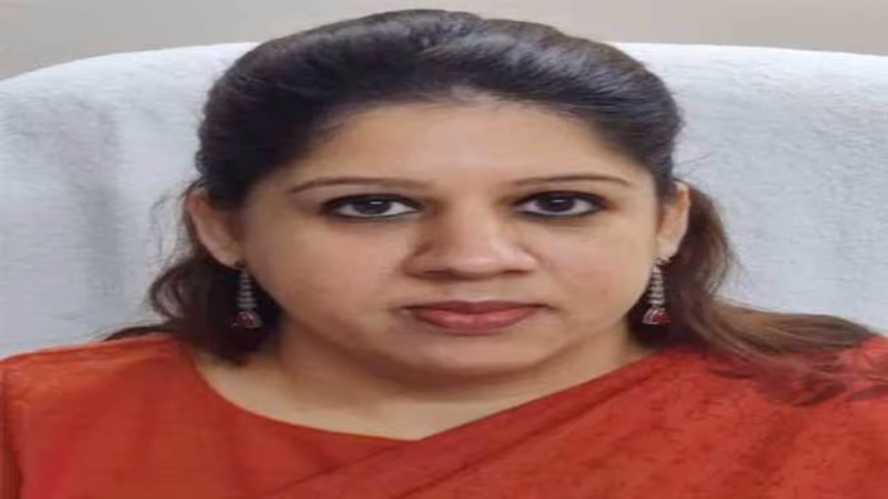 కాకినాడ కలెక్టర్ కృతికా శుక్లా పేరుతో సైబర్ కేటుగాళ్ల మేసేజ్లు: ఎస్పీకి కలెక్టర్ ఫిర్యాదు కాకినాడ కలెక్టర్ కృతికా శుక్లా పేరుతో సైబర్ కేటుగాళ్ల మేసేజ్లు: ఎస్పీకి కలెక్టర్ ఫిర్యాదు