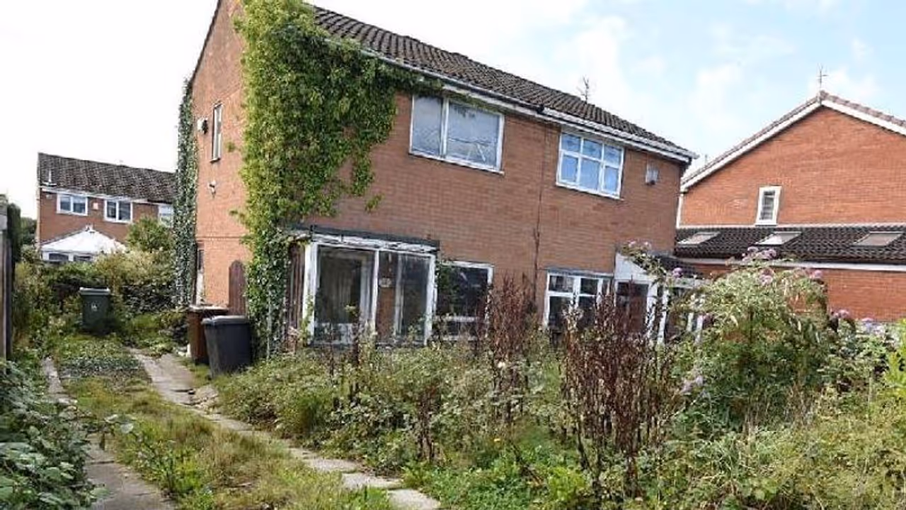 സ്വന്തം വീടിന് ചുറ്റും കാട് കയറി, പിഴയടക്കേണ്ടി വന്നത് ഒരുലക്ഷത്തിലധികം രൂപ സ്വന്തം വീടിന് ചുറ്റും കാട് കയറി, പിഴയടക്കേണ്ടി വന്നത് ഒരുലക്ഷത്തിലധികം രൂപ