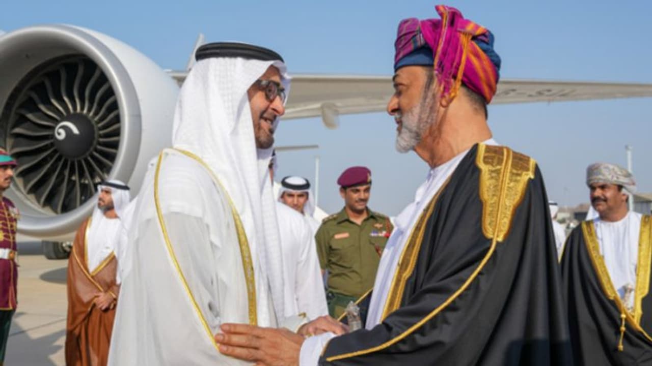 ഒമാന് സന്ദര്ശനത്തിനായി യുഎഇ പ്രസിഡന്റ് ശൈഖ് മുഹമ്മദ് മസ്കത്തിലെത്തി ഒമാന് സന്ദര്ശനത്തിനായി യുഎഇ പ്രസിഡന്റ് ശൈഖ് മുഹമ്മദ് മസ്കത്തിലെത്തി