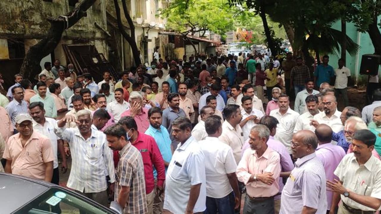 புதுவை திமுக தலைமையில் மனிதச்சங்கிலி போராட்டம்; ஆளுநரை முற்றுகையிட்டதால் பரபரப்பு புதுவை திமுக தலைமையில் மனிதச்சங்கிலி போராட்டம்; ஆளுநரை முற்றுகையிட்டதால் பரபரப்பு