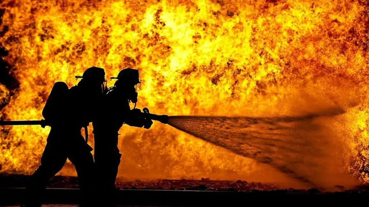ఢిల్లీలో అగ్నిప్రమాదం.. కర్కర్దూమా హోటల్ లో చెలరేగిన మంటలు.. ఘటనా స్థలానికి చేరుకున్న 9 ఫైర్ ఇంజన్లు ఢిల్లీలో అగ్నిప్రమాదం.. కర్కర్దూమా హోటల్ లో చెలరేగిన మంటలు.. ఘటనా స్థలానికి చేరుకున్న 9 ఫైర్ ఇంజన్లు