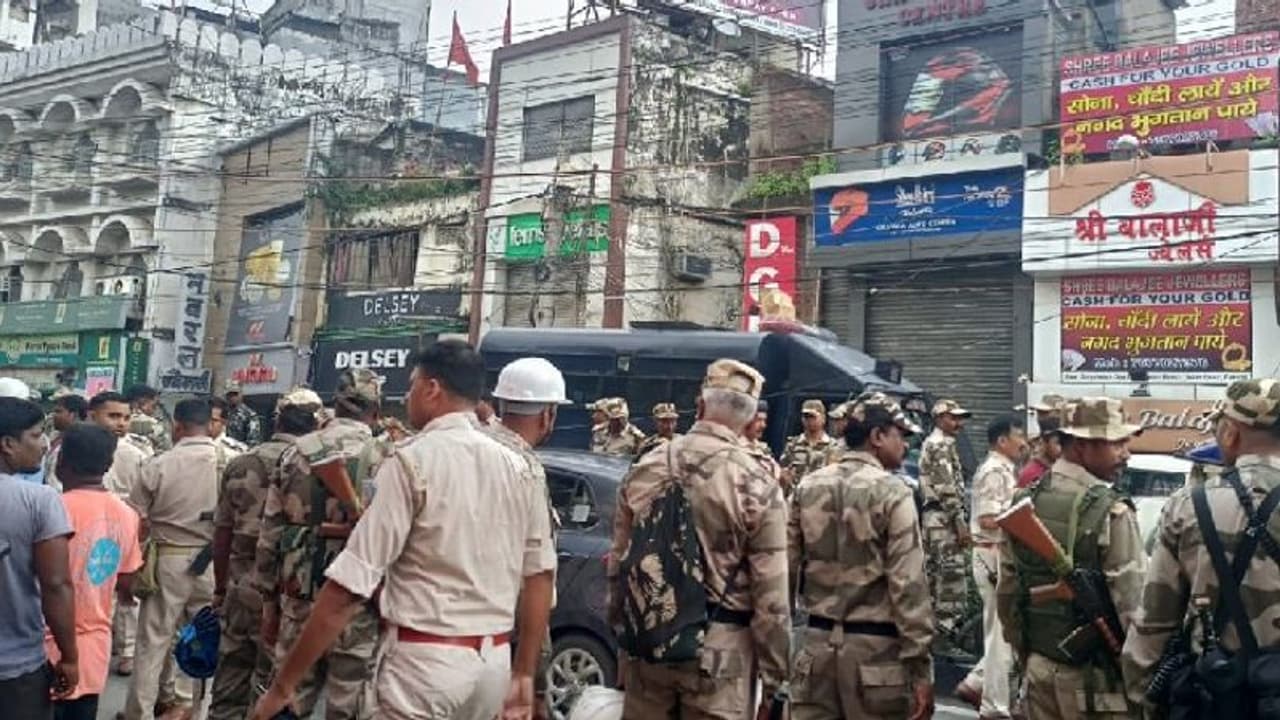 नवरात्र में सौहाद्र बिगड़ने की कोशिश: रांची में हनुमान जी की मूर्ति तोड़ी, छावनी में तब्दील पूरा इलाका नवरात्र में सौहाद्र बिगड़ने की कोशिश: रांची में हनुमान जी की मूर्ति तोड़ी, छावनी में तब्दील पूरा इलाका