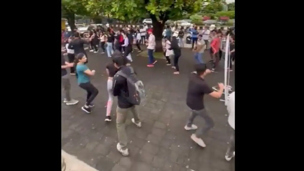 मुंबई के मरीन ड्राइव पर युवाओं ने किया गरबा, बिजनेस टाइकून ने सोशल मीडिया पर लिखी मजेदार पोस्ट मुंबई के मरीन ड्राइव पर युवाओं ने किया गरबा, बिजनेस टाइकून ने सोशल मीडिया पर लिखी मजेदार पोस्ट