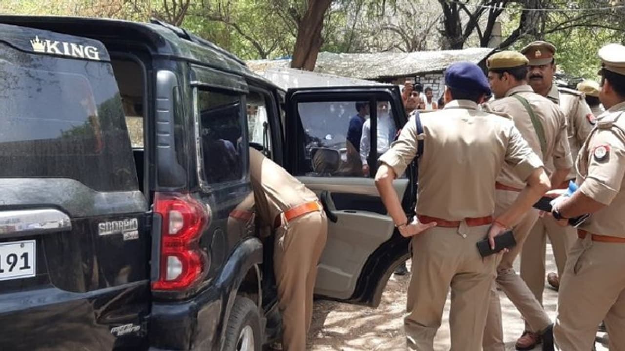 रील बनाकर खतरनाक तरीके से ट्रेंड हो गई यह लड़की, खोजने लगी पुलिस इलाके में हड़कंप रील बनाकर खतरनाक तरीके से ट्रेंड हो गई यह लड़की, खोजने लगी पुलिस इलाके में हड़कंप