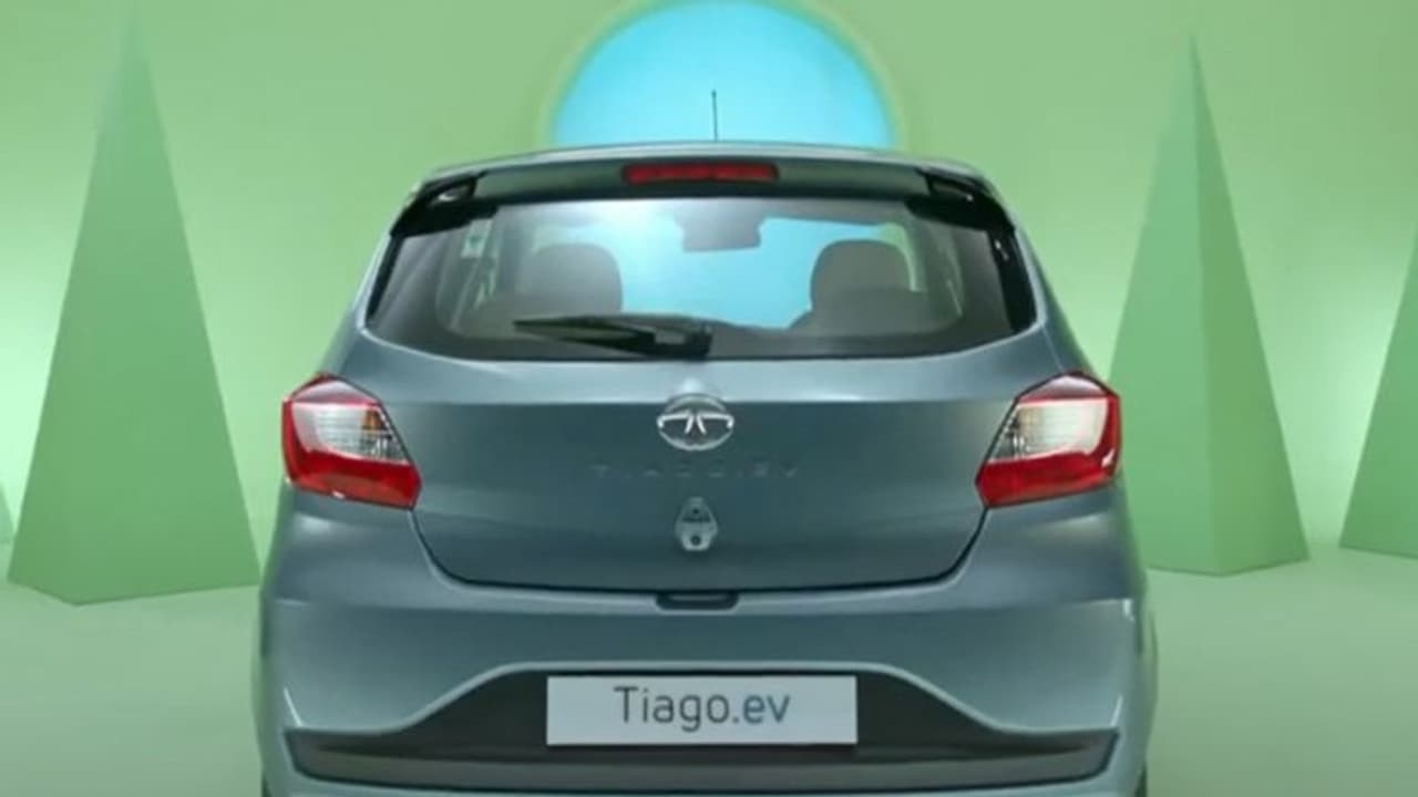 വില കുറഞ്ഞ ഈവി'; ടാറ്റ ബുക്കിംഗ് തുടങ്ങുക ഈ ദിവസം, ആദ്യ പതിനായിരം പേര്ക്ക് മോഹവില! വില കുറഞ്ഞ ഈവി'; ടാറ്റ ബുക്കിംഗ് തുടങ്ങുക ഈ ദിവസം, ആദ്യ പതിനായിരം പേര്ക്ക് മോഹവില!