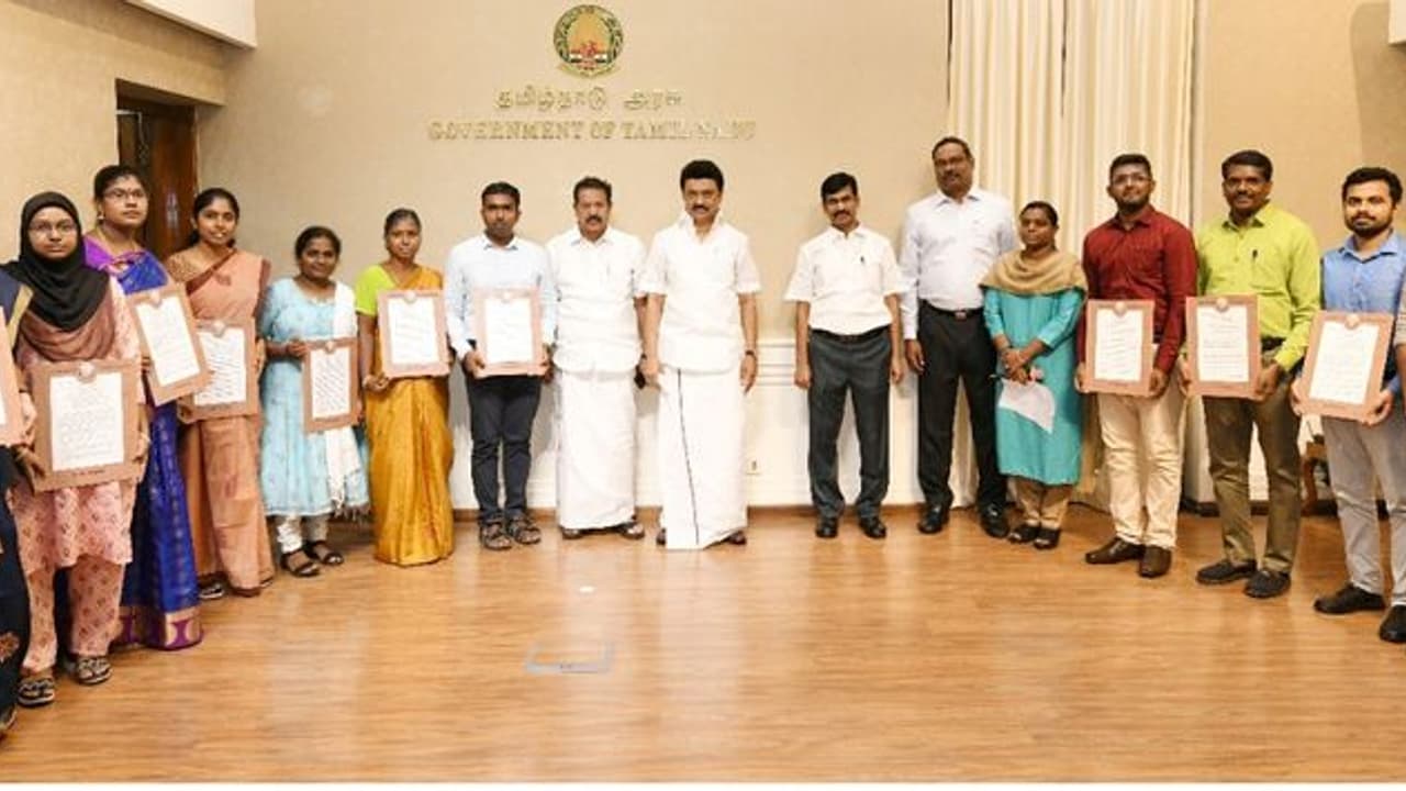 புதிதாக 1024 விரிவுரையாளர்களுக்கு பணி நியமன ஆணை வழங்கிய முதல்வர் புதிதாக 1024 விரிவுரையாளர்களுக்கு பணி நியமன ஆணை வழங்கிய முதல்வர்