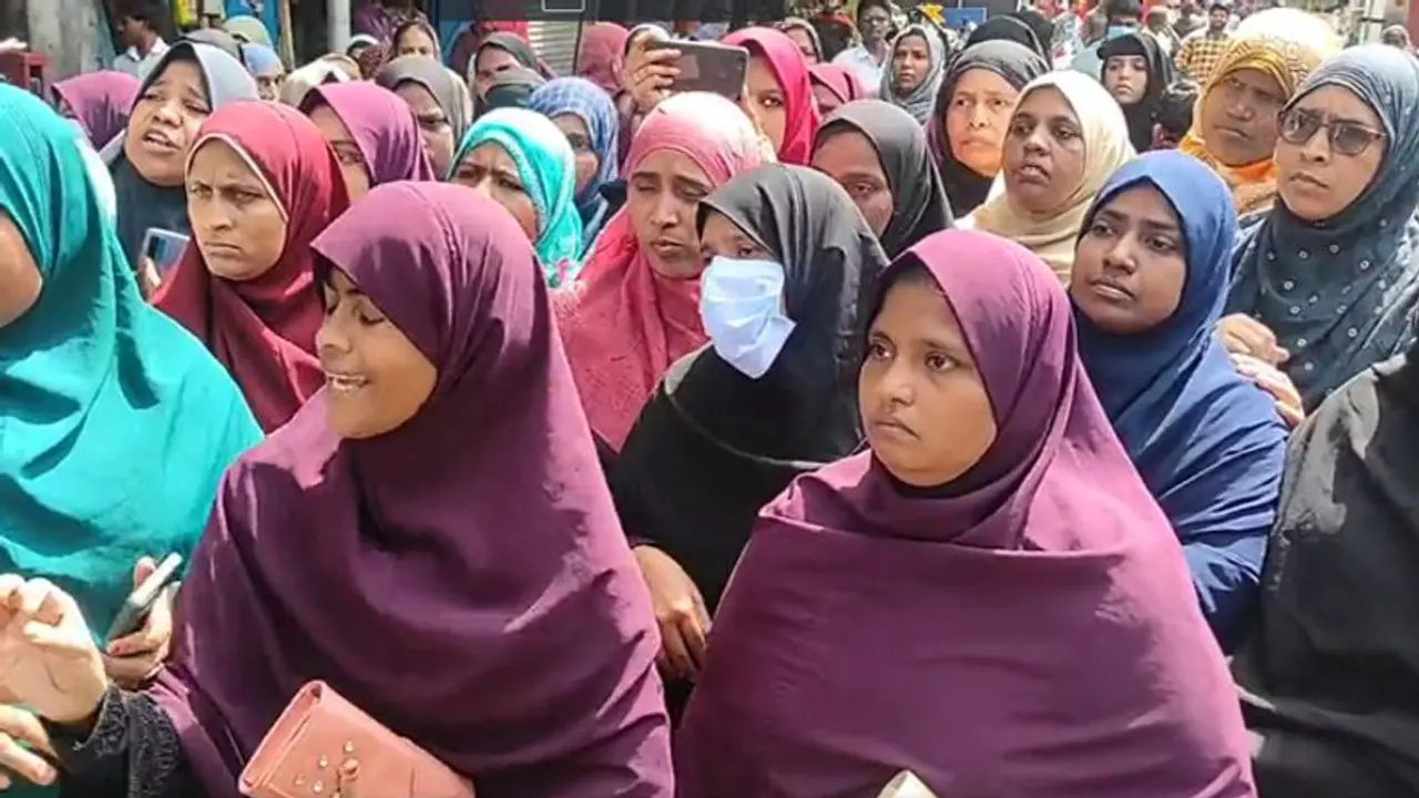 பிஎப்ஐ அமைப்புக்கு தடை.. கோவையில் குவிந்த இஸ்லாமிய பெண்கள் போராட்டத்தால் பரபரப்பு.. எச்சரித்த போலீஸ்.! பிஎப்ஐ அமைப்புக்கு தடை.. கோவையில் குவிந்த இஸ்லாமிய பெண்கள் போராட்டத்தால் பரபரப்பு.. எச்சரித்த போலீஸ்.!