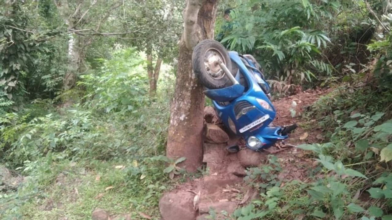 അട്ടപ്പാടിയിൽ കാട്ടാന ആക്രമണം; 4 പേർക്ക് പരിക്ക്, സ്കൂട്ടർ ചുഴറ്റിയെറിഞ്ഞു