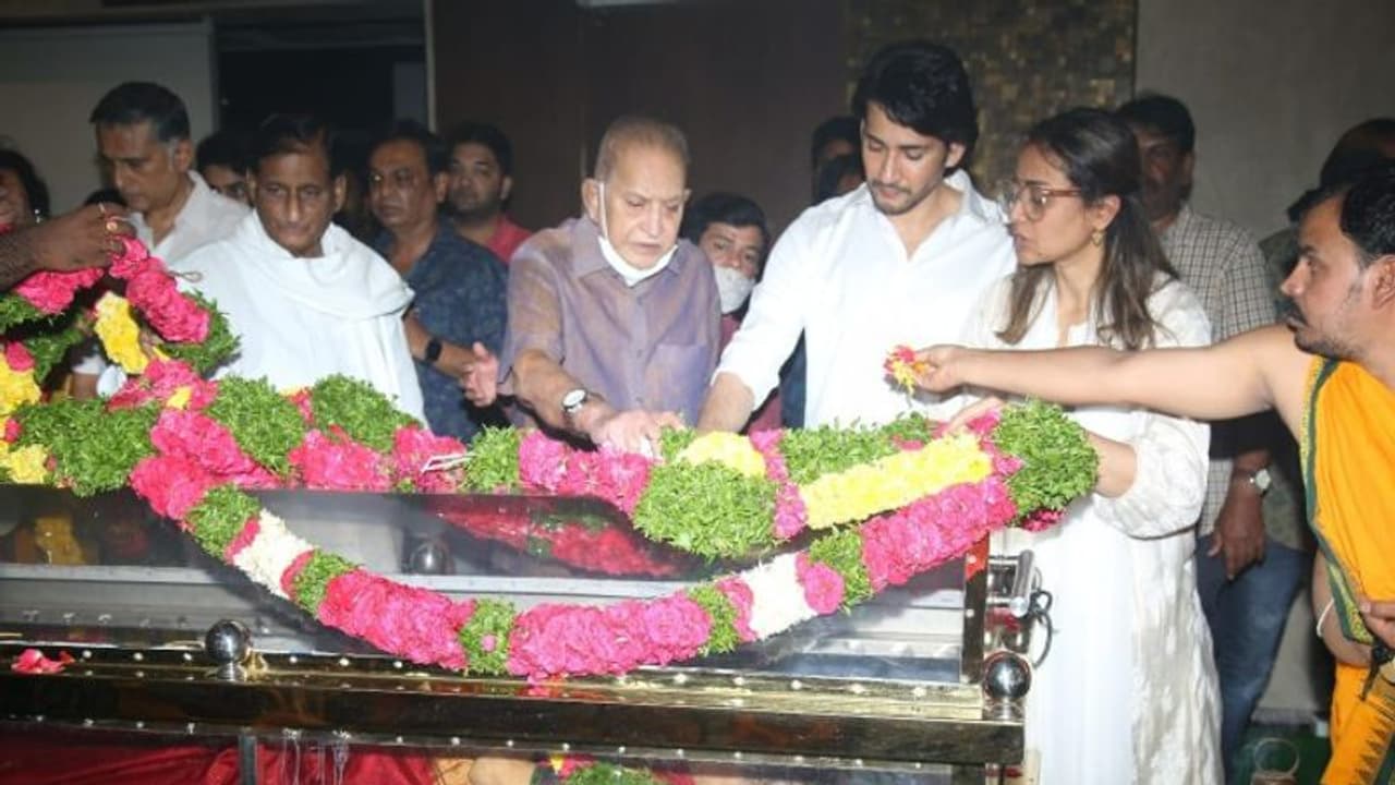 ముగిసిన ఇందిరాదేవి అంత్యక్రియలు.. చివరిసారి చూసి కన్నీళ్లు పెట్టుకున్న కృష్ణ, మహేష్ బాబు ముగిసిన ఇందిరాదేవి అంత్యక్రియలు.. చివరిసారి చూసి కన్నీళ్లు పెట్టుకున్న కృష్ణ, మహేష్ బాబు