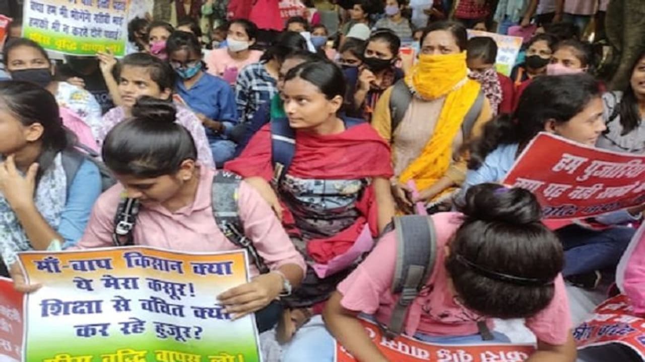 NSUI ने केंद्र सरकार को ठहराया फीस वृद्धि का जिम्मेदार, AU में कई दिनों से किया जा रहा विरोध NSUI ने केंद्र सरकार को ठहराया फीस वृद्धि का जिम्मेदार, AU में कई दिनों से किया जा रहा विरोध