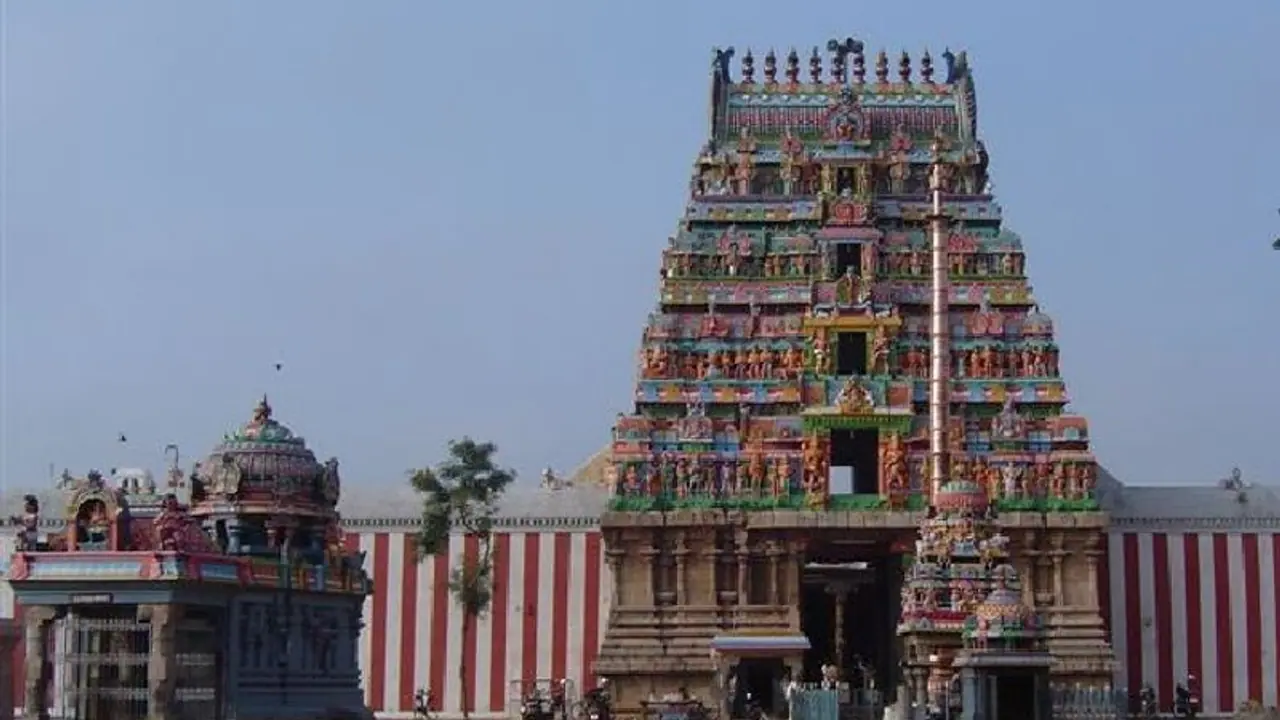 கோவில் சுவர்களில் சிவப்பு வெள்ளை வர்ணம் பூசுவது ஏன்?