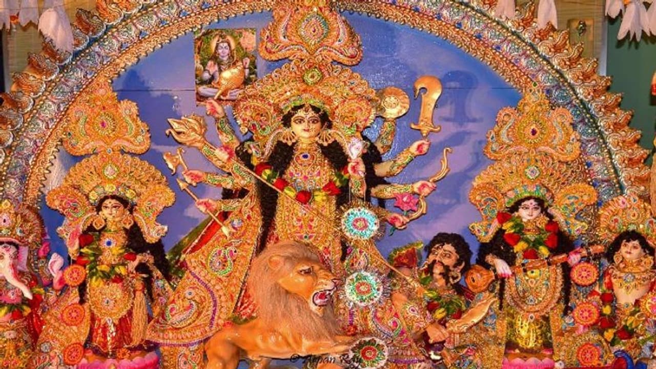 দক্ষিণ সুইডেনের হেলসিংবর্গের কনকনে ঠাণ্ডায় এই প্রথমবার তিথি মেনে দুর্গাপুজো, দুই বাংলার সমন্বয়ে নারীশক্তি
