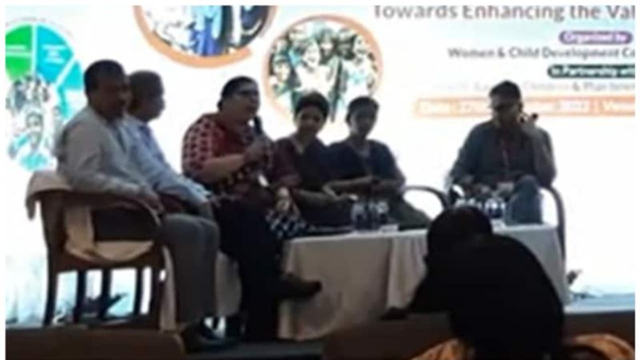 സാനിറ്ററി പാഡ് സർക്കാർ നൽകുമോ എന്ന് വിദ്യാർത്ഥി; കോണ്ടവും തരേണ്ടിവരുമോ എന്ന് ഐഎഎസ് ഓഫീസർ, വിവാദം സാനിറ്ററി പാഡ് സർക്കാർ നൽകുമോ എന്ന് വിദ്യാർത്ഥി; കോണ്ടവും തരേണ്ടിവരുമോ എന്ന് ഐഎഎസ് ഓഫീസർ, വിവാദം