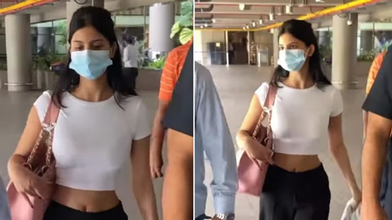 पूनम पांडे से हुई शाहरुख की बेटी सुहाना की तुलना, एयरपोर्ट लुक देखकर चौंक जाएंगे आप पूनम पांडे से हुई शाहरुख की बेटी सुहाना की तुलना, एयरपोर्ट लुक देखकर चौंक जाएंगे आप