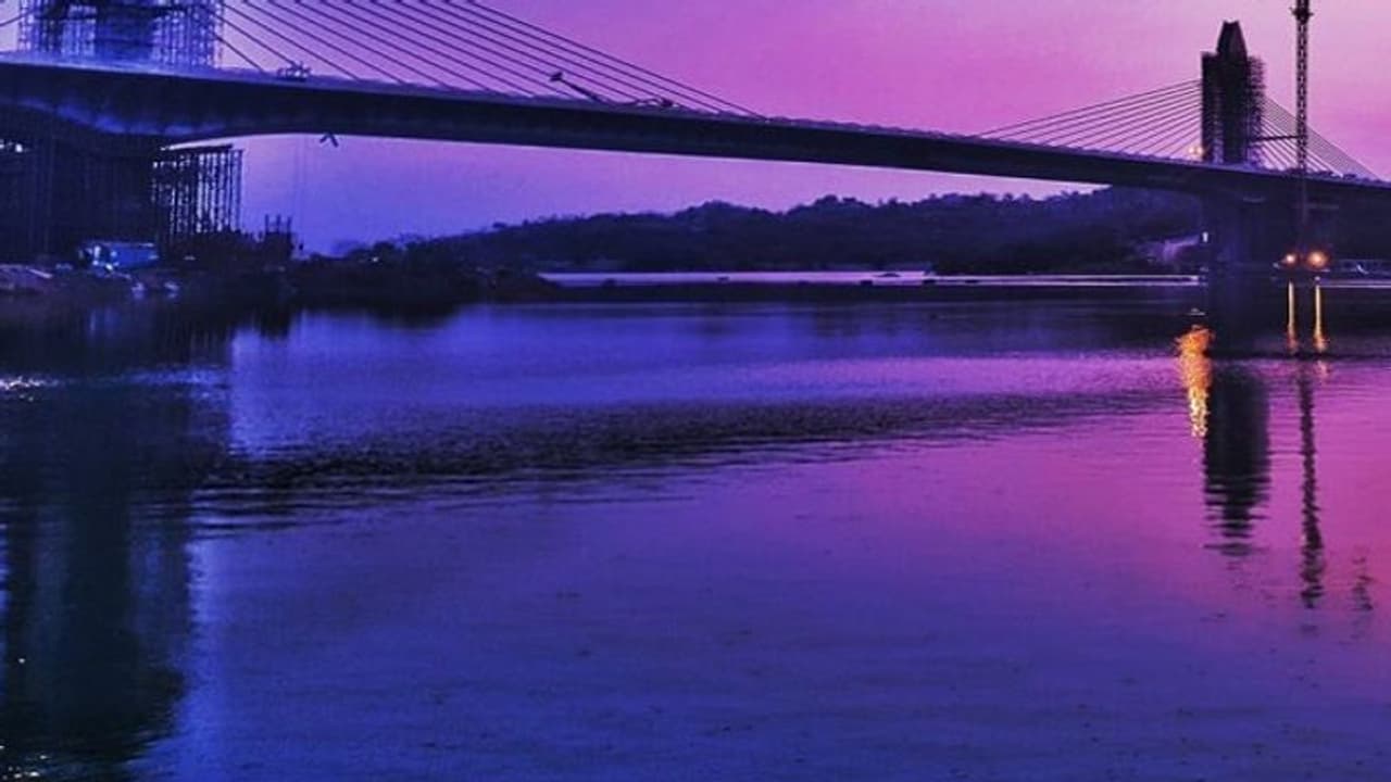 కేబుల్ బ్రిడ్జిపై నుంచి దూకిన యువతి.. దుర్గం చెరువులో కొనసాగుతున్న గాలింపు చర్యలు.. కేబుల్ బ్రిడ్జిపై నుంచి దూకిన యువతి.. దుర్గం చెరువులో కొనసాగుతున్న గాలింపు చర్యలు..