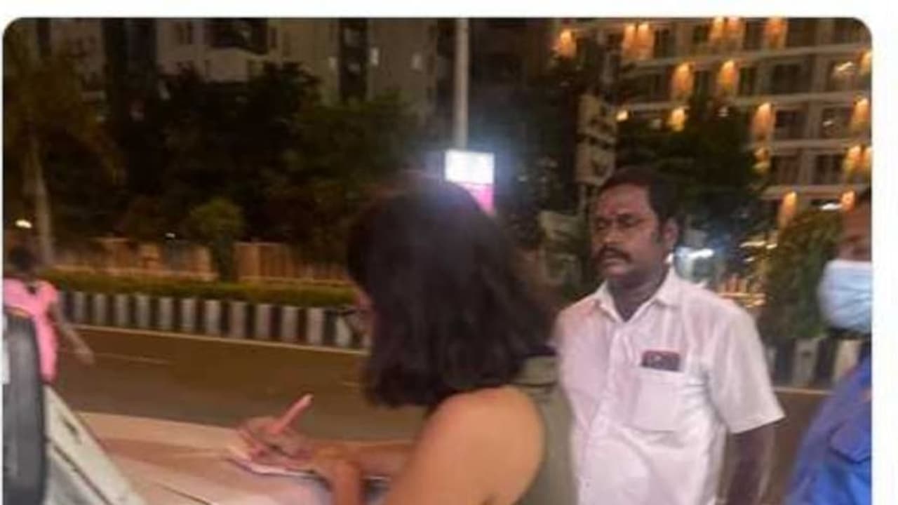 ஸ்லீவ்லெஸ்சில் ஏறிய இளம் பெண்.. சூடான ஆட்டோ டிரைவர்.. அந்த இடத்தில் கைவைத்து அசிங்கம். ஸ்லீவ்லெஸ்சில் ஏறிய இளம் பெண்.. சூடான ஆட்டோ டிரைவர்.. அந்த இடத்தில் கைவைத்து அசிங்கம்.