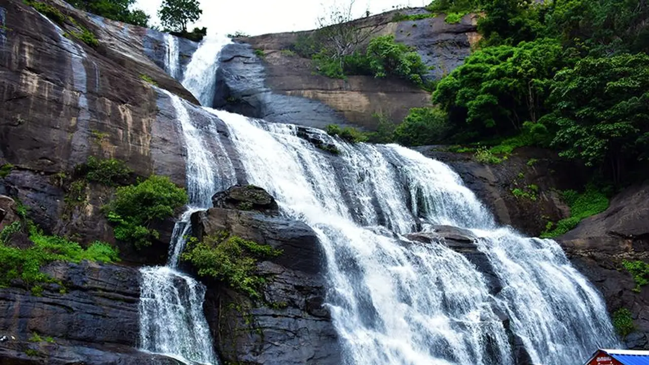 திறந்த வெளியில் உடை மாற்றும் பெண்கள்: மாவட்ட நிர்வாகத்தை வசைபாடும் பயணிகள் திறந்த வெளியில் உடை மாற்றும் பெண்கள்: மாவட்ட நிர்வாகத்தை வசைபாடும் பயணிகள்