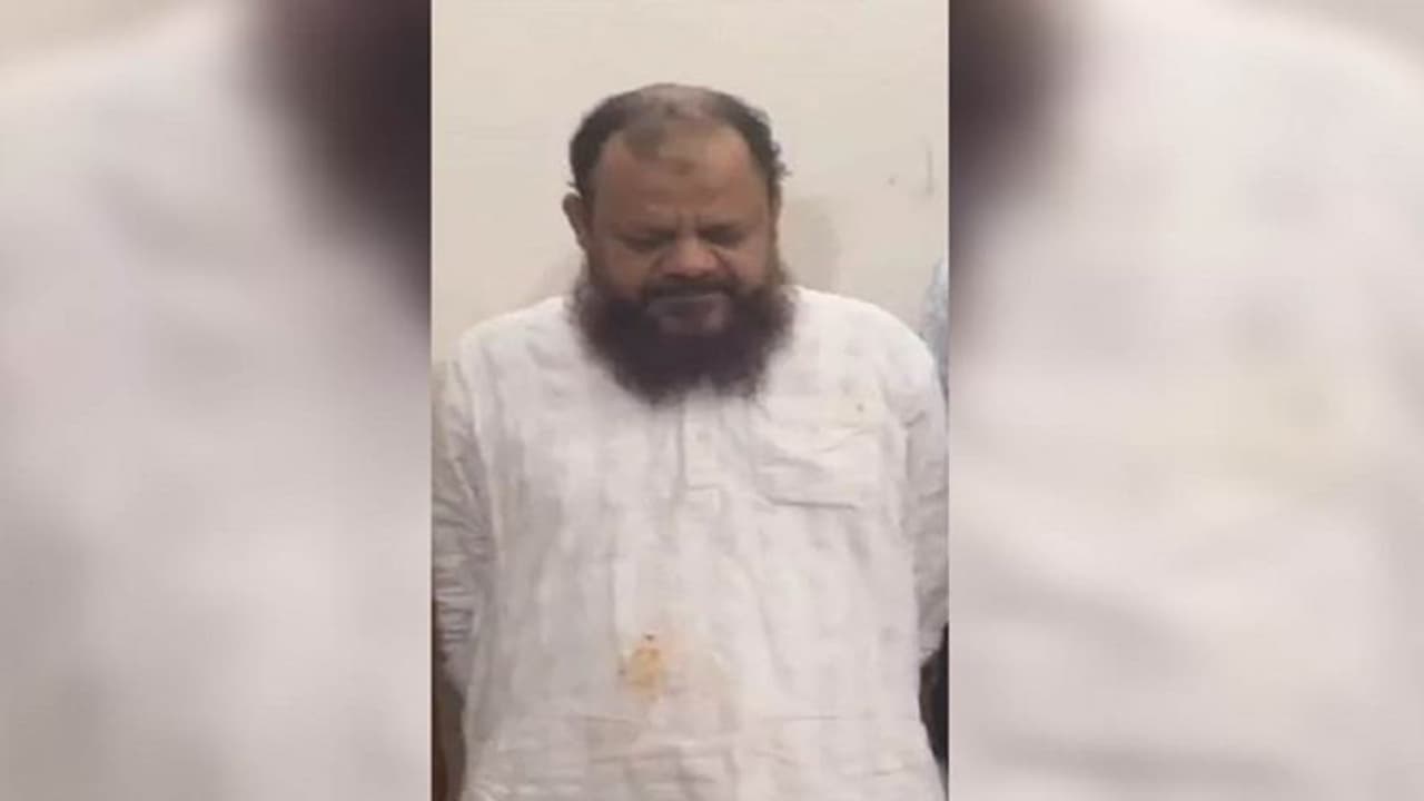 बिल्डर हाजी वसी पर लगा एनएसए, एक करोड़ में की थी चंद्रेश्वर हाता खाली करवाने की डील बिल्डर हाजी वसी पर लगा एनएसए, एक करोड़ में की थी चंद्रेश्वर हाता खाली करवाने की डील