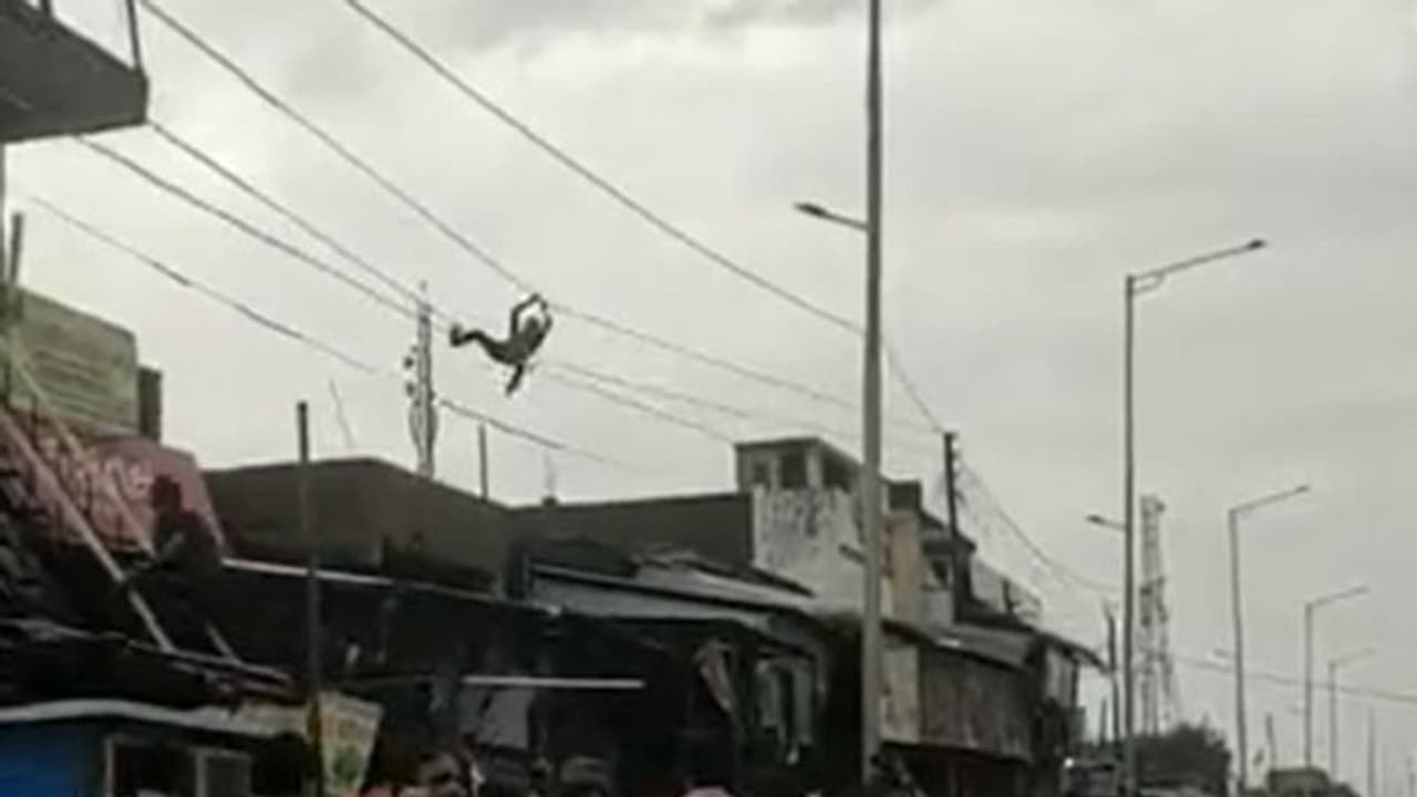 'ഒരിക്കലും അനുകരിക്കരുത്'; ജീവൻ പണയപ്പെടുത്തി യുവാവിന്‍റെ അഭ്യാസം, വീഡിയോ വൈറല്‍