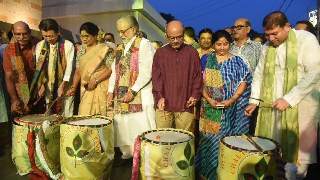 ঢাকের তালে সাড়ম্বরে উদ্বোধন হল চালতাবাগান লোহাপট্টির দুর্গাপুজোর মণ্ডপ, আনন্দে মাতলেন সুদীপ,শ্রীজাত, শশী পাঁজা ঢাকের তালে সাড়ম্বরে উদ্বোধন হল চালতাবাগান লোহাপট্টির দুর্গাপুজোর মণ্ডপ, আনন্দে মাতলেন সুদীপ,শ্রীজাত, শশী পাঁজা