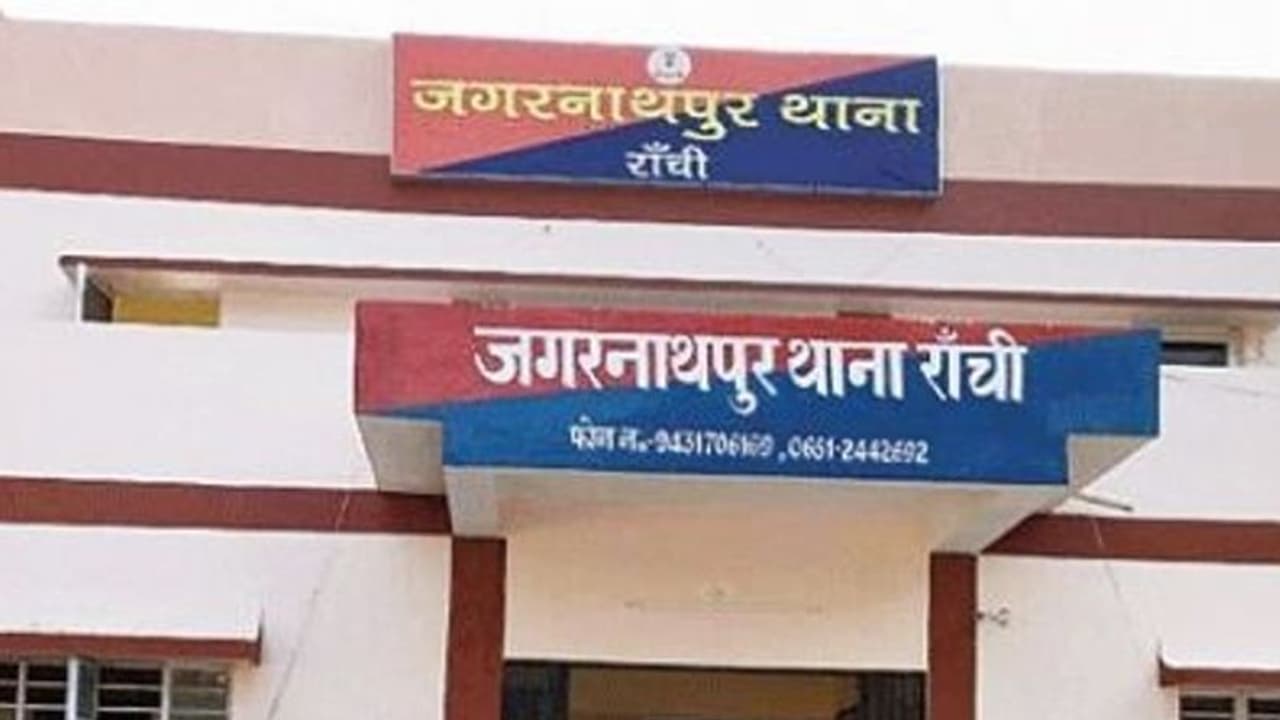 छात्रा के साथ सेल्फी सोशल मीडिया पर क्या डाली, पिता को दिखाने की धमकी दे साथी क्लासमेट करने लगे ये काम