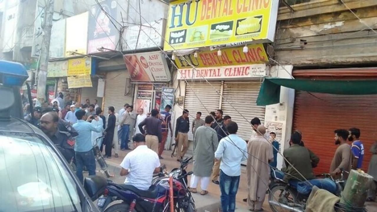 पाकिस्तान के कराची में चीनी नागरिकों पर हमला, गोलीबारी में 1 की मौत, 2 घायल, मरीज बनकर आया था हमलावर पाकिस्तान के कराची में चीनी नागरिकों पर हमला, गोलीबारी में 1 की मौत, 2 घायल, मरीज बनकर आया था हमलावर