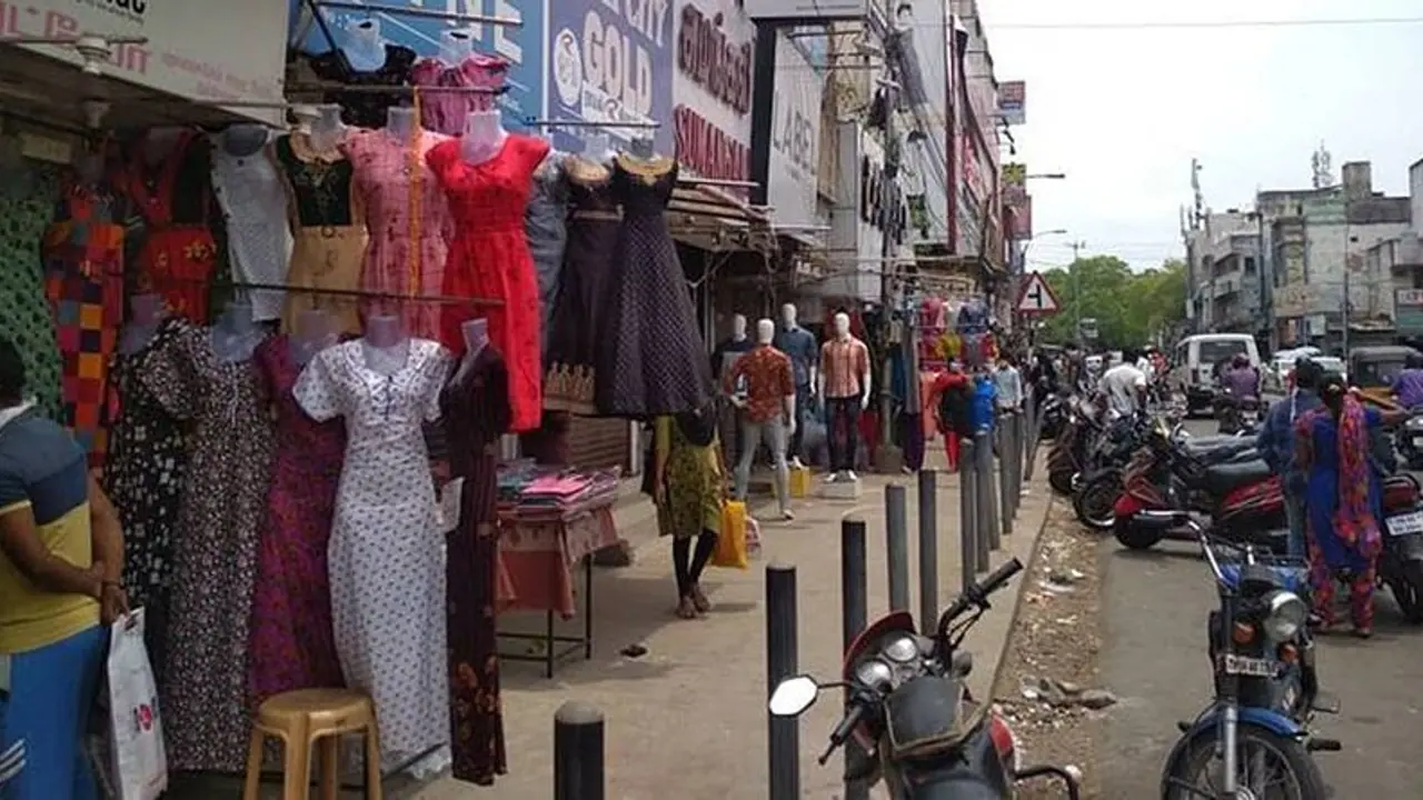 மாநகராட்சி அதிகாரிகள் மீது கடை உரிமையாளர் தாக்குதல் தூத்துக்குடியில் பரபரப்பு மாநகராட்சி அதிகாரிகள் மீது கடை உரிமையாளர் தாக்குதல் தூத்துக்குடியில் பரபரப்பு