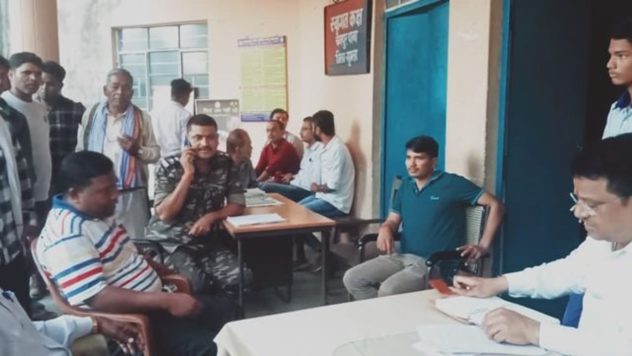 बच्चों ने डांस करने से मना क्या किया, भड़क गए मास्टर जी, छात्रों पर बरसा दी ताबड़तोड़ लाठियां, कई हुए घायल बच्चों ने डांस करने से मना क्या किया, भड़क गए मास्टर जी, छात्रों पर बरसा दी ताबड़तोड़ लाठियां, कई हुए घायल