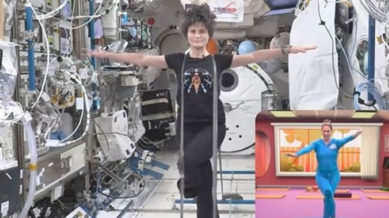 अंतरिक्ष यात्री ने स्पेस में किया सबसे कठिन योगा में से एक, यूजर बोला इसे धरती पर करूंगा, ये हफ्ते का टारगेट अंतरिक्ष यात्री ने स्पेस में किया सबसे कठिन योगा में से एक, यूजर बोला इसे धरती पर करूंगा, ये हफ्ते का टारगेट