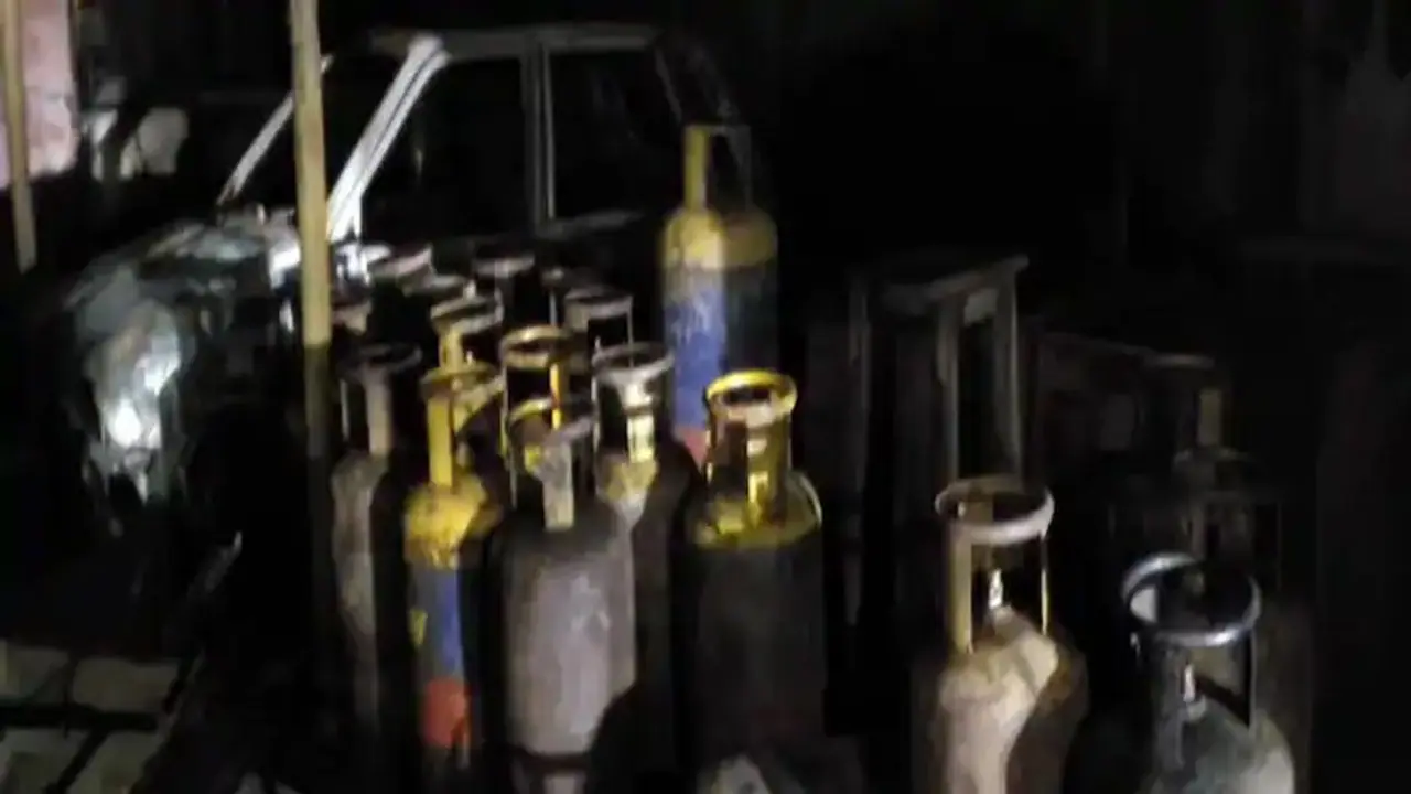 சினிமாவை மிஞ்சிய பயங்கரம்! குடோனில் வெடித்து சிதறிய சிலிண்டர்கள்!தூக்கி வீசப்பட்ட பொதுமக்கள்!12 பேர் படுகாயம் சினிமாவை மிஞ்சிய பயங்கரம்! குடோனில் வெடித்து சிதறிய சிலிண்டர்கள்!தூக்கி வீசப்பட்ட பொதுமக்கள்!12 பேர் படுகாயம்