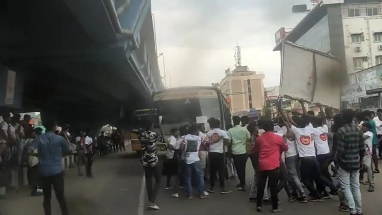 தனுஷ் ரசிகர்களின் எல்லைமீறிய கொண்டாட்டத்தால் மக்கள் அவதி... அரசு பேருந்தை மறித்து அட்ராசிட்டி செய்த வீடியோ இதோ தனுஷ் ரசிகர்களின் எல்லைமீறிய கொண்டாட்டத்தால் மக்கள் அவதி... அரசு பேருந்தை மறித்து அட்ராசிட்டி செய்த வீடியோ இதோ