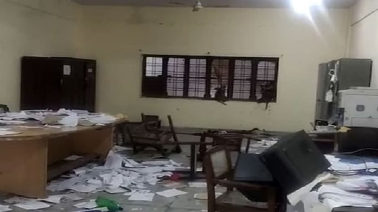 बदायूं: बंदरों ने फाड़े गंगा एक्सप्रेस वे के महत्वपूर्ण दस्तावेज, ऑफिस के अंदर मचाया जमकर उत्पात बदायूं: बंदरों ने फाड़े गंगा एक्सप्रेस वे के महत्वपूर्ण दस्तावेज, ऑफिस के अंदर मचाया जमकर उत्पात