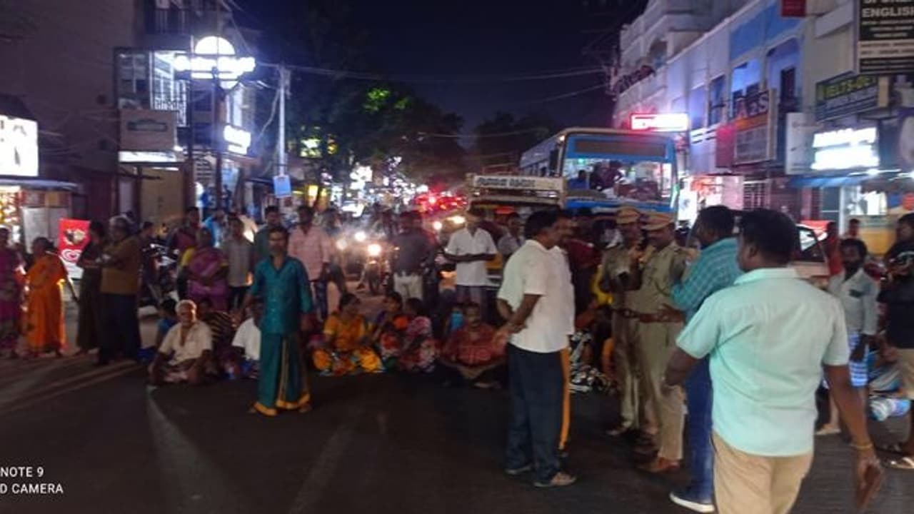 புதுவையில் தொடர் மின்வெட்டு வீதிக்கு வந்த பொதுமக்கள்: போக்குவரத்து பாதிப்பு புதுவையில் தொடர் மின்வெட்டு வீதிக்கு வந்த பொதுமக்கள்: போக்குவரத்து பாதிப்பு