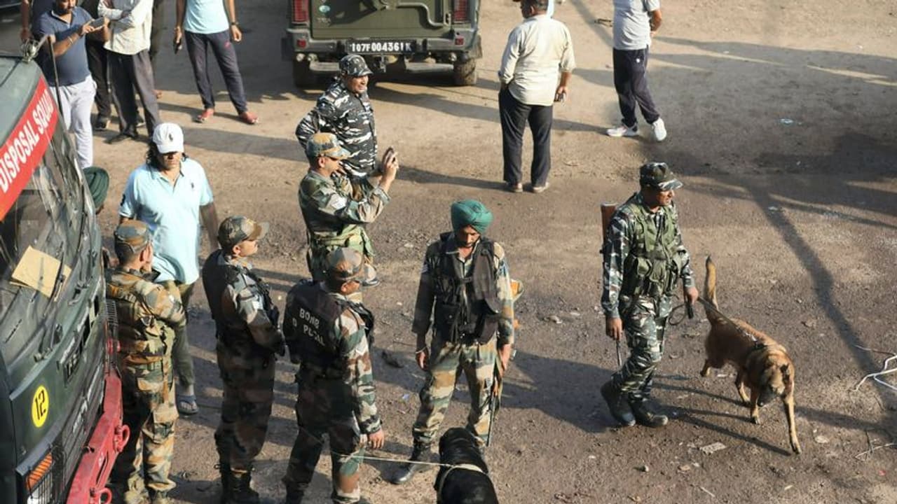 జమ్మూకాశ్మీర్ లో తప్పిన భారీ ఉగ్రముప్పు .. 15 కిలోల పేలుడు పదార్థం నిర్వీర్యం.. జమ్మూకాశ్మీర్ లో తప్పిన భారీ ఉగ్రముప్పు .. 15 కిలోల పేలుడు పదార్థం నిర్వీర్యం..