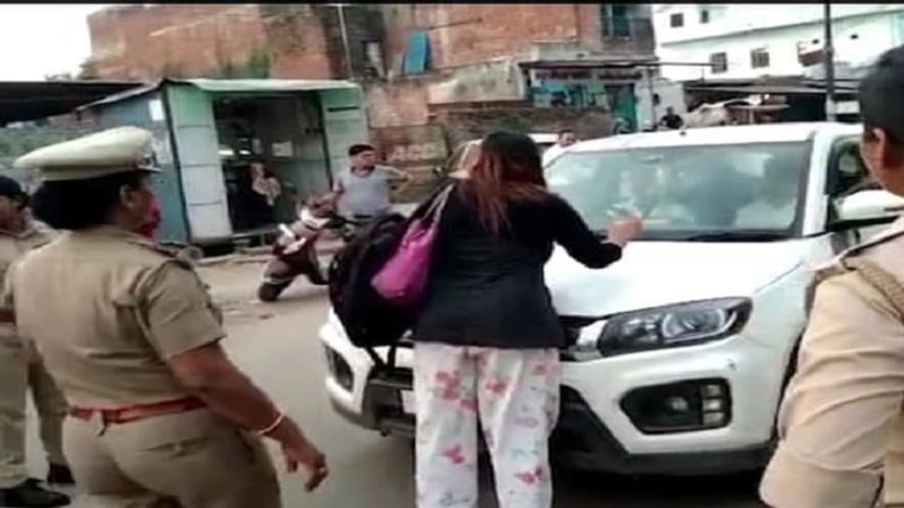 दोस्ती, प्यार और फिर धोखे से बुलाकर गैंगरेप, बस्ती के 3 डॉक्टरों पर लखनऊ की युवती ने लगाया गंभीर आरोप दोस्ती, प्यार और फिर धोखे से बुलाकर गैंगरेप, बस्ती के 3 डॉक्टरों पर लखनऊ की युवती ने लगाया गंभीर आरोप