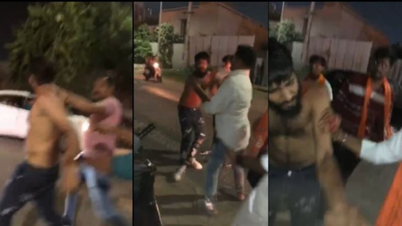 ഗുജറാത്തിൽ 'ഗർബ നൃത്തം' കാണാനെത്തിയ മുസ്ലിം യുവാക്കൾക്ക് മർദ്ദനം, ആക്രമിച്ചത് ബജ്രംഗ് ദൾ പ്രവർത്തകർ ഗുജറാത്തിൽ 'ഗർബ നൃത്തം' കാണാനെത്തിയ മുസ്ലിം യുവാക്കൾക്ക് മർദ്ദനം, ആക്രമിച്ചത് ബജ്രംഗ് ദൾ പ്രവർത്തകർ