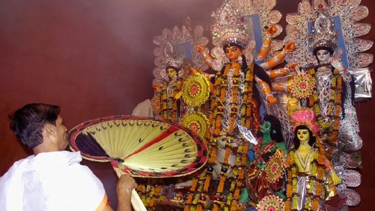 স্বৈরাচারী রাজার বিনাশের পর কীভাবে শুরু হয়েছিল সাবর্ণ রায় চৌধুরীদের বাড়ির দুর্গাপুজো?