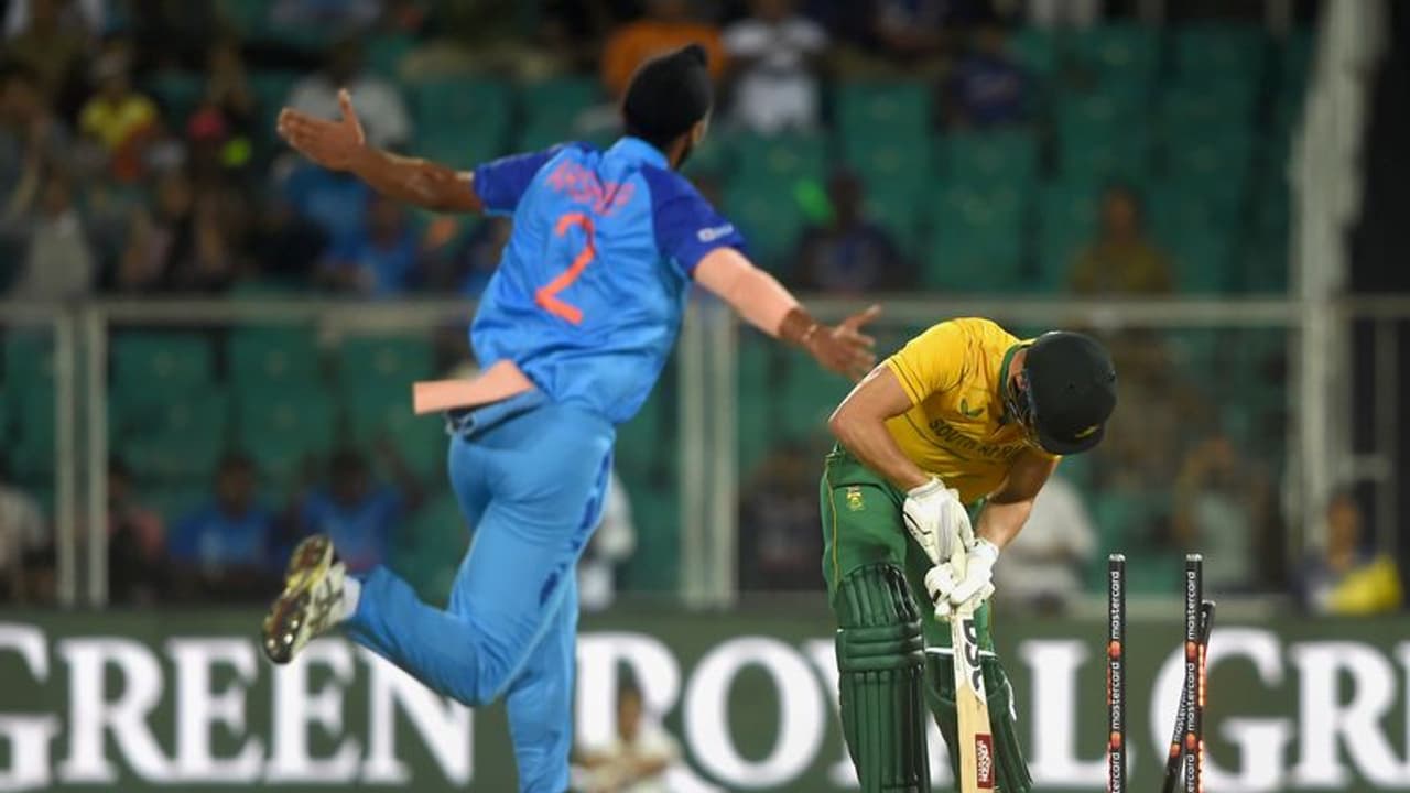 अर्शदीप ने क्रीज में ही फंसाया, अश्विन ने पार कर दी कंजूसी की सारी हदें, कुछ ऐसे कहर बनकर टूटे इंडियन बॉलर्स अर्शदीप ने क्रीज में ही फंसाया, अश्विन ने पार कर दी कंजूसी की सारी हदें, कुछ ऐसे कहर बनकर टूटे इंडियन बॉलर्स