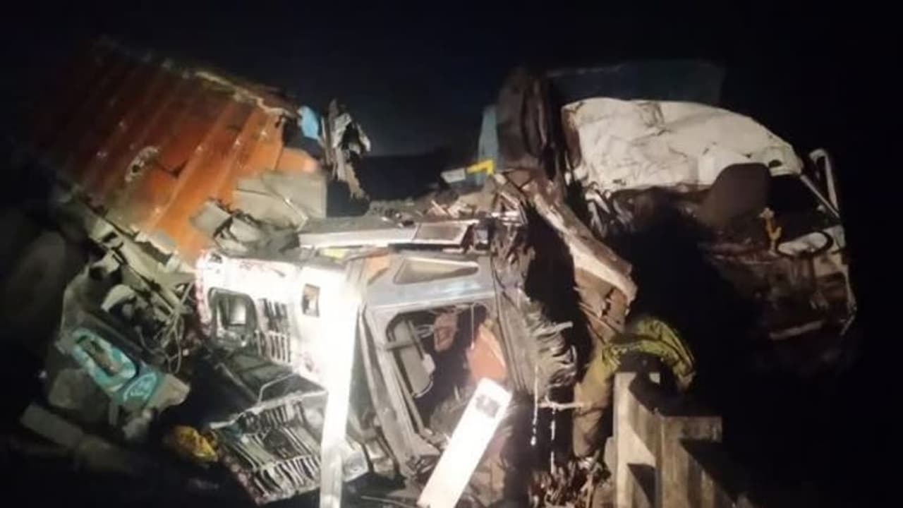 झारखंड में दर्दनाक हादसाः ट्रक ट्रोली की जोरदार टक्कर में 3 की मौत, गाड़ी से उछलकर नदी में जा गिरा ड्रायवर झारखंड में दर्दनाक हादसाः ट्रक ट्रोली की जोरदार टक्कर में 3 की मौत, गाड़ी से उछलकर नदी में जा गिरा ड्रायवर