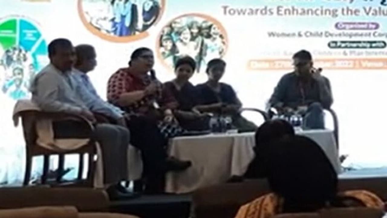 छात्रा के सैनेटरी पैड की मांग पर महिला IAS ने कहा कल मुफ्त में देना होगा निरोध, एक्शन में आया महिला आयोग