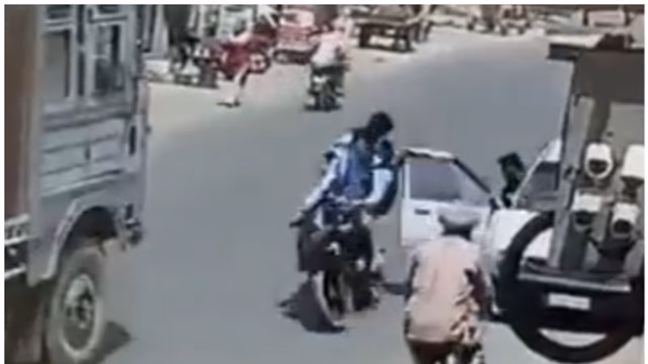 వెనక్కి చూడకుండా కార్ డోర్ ఓపెన్ చేసిన డ్రైవర్.. తప్పించబోయిన బైకర్ను ఢీకొన్న లారీ (వీడియో) వెనక్కి చూడకుండా కార్ డోర్ ఓపెన్ చేసిన డ్రైవర్.. తప్పించబోయిన బైకర్ను ఢీకొన్న లారీ (వీడియో)