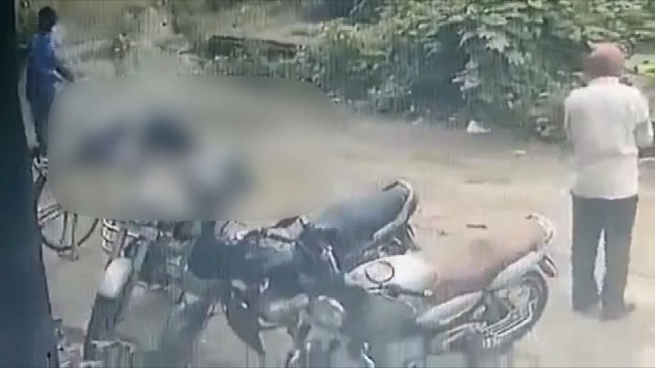 പോയിന്റ് ബ്ലാങ്കിൽ യുവതിയെ വെടിവെച്ച് കൊലപ്പെടുത്തി; പ്രതി സിഐഎസ്എഫ് ട്രക്കിന് മുന്നിൽ ചാടി മരിച്ചു