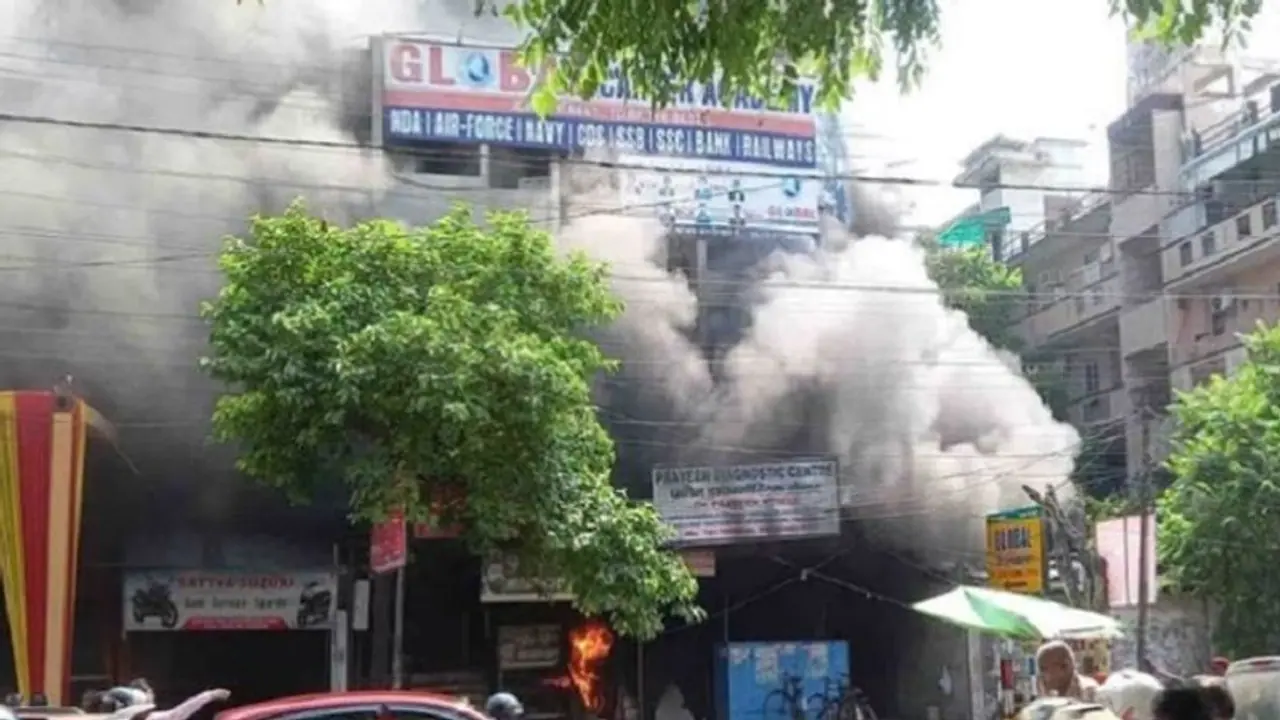 कानपुर: कोचिंग कॉम्पलेक्स के बेसमेंट में लगी भीषण आग, छज्जे से ऐसे बाहर निकाले गए छात्र कानपुर: कोचिंग कॉम्पलेक्स के बेसमेंट में लगी भीषण आग, छज्जे से ऐसे बाहर निकाले गए छात्र