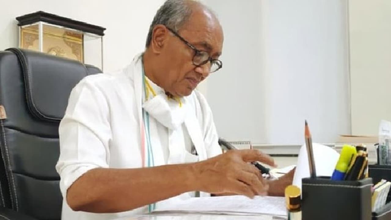 दिलचस्प हुआ कांग्रेस राष्ट्रीय अध्यक्ष चुनाव, दिग्विजय ने लिया नॉमिनेशन फॉर्म, दिग्गजों को छोड़ सकते हैं पीछे दिलचस्प हुआ कांग्रेस राष्ट्रीय अध्यक्ष चुनाव, दिग्विजय ने लिया नॉमिनेशन फॉर्म, दिग्गजों को छोड़ सकते हैं पीछे