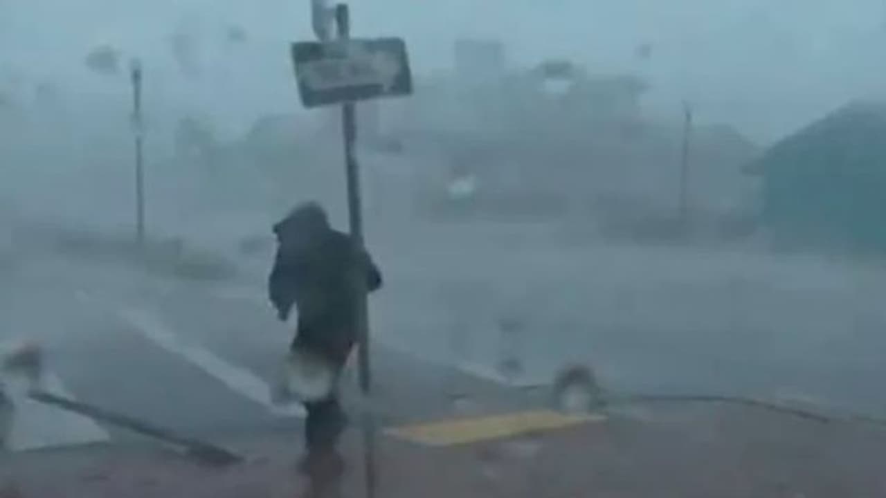 तूफान की रिपोर्टिंग कर रहा था टीवी रिपोर्टर, तभी आया तेज हवा का झोंका और.. 