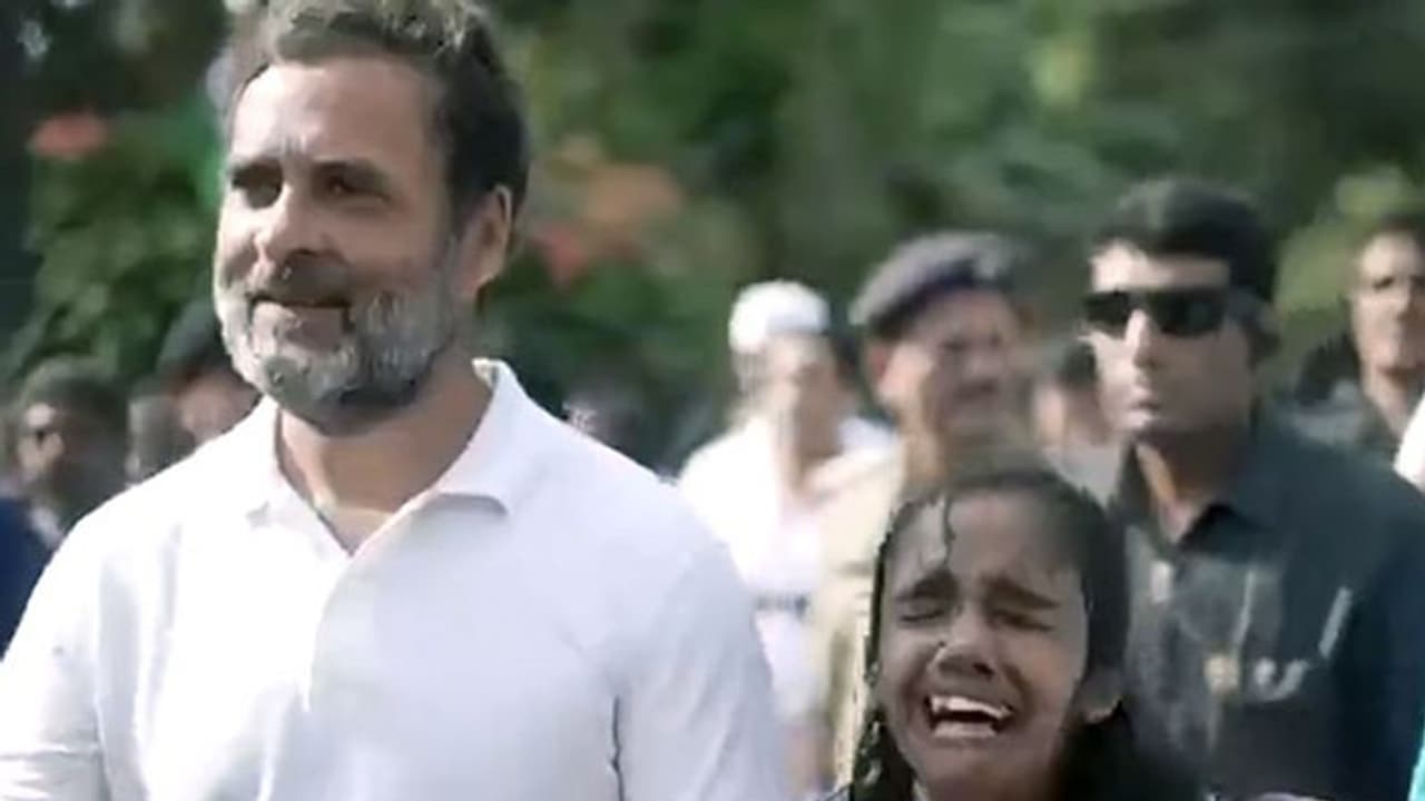 rahul gandhi yatra:ராகுல் காந்தியைச் சந்தித்ததும் மகிழ்ச்சியில் கண்ணீர்விட்டு கதறிய சிறுமி: வைரல் வீடியோ rahul gandhi yatra:ராகுல் காந்தியைச் சந்தித்ததும் மகிழ்ச்சியில் கண்ணீர்விட்டு கதறிய சிறுமி: வைரல் வீடியோ