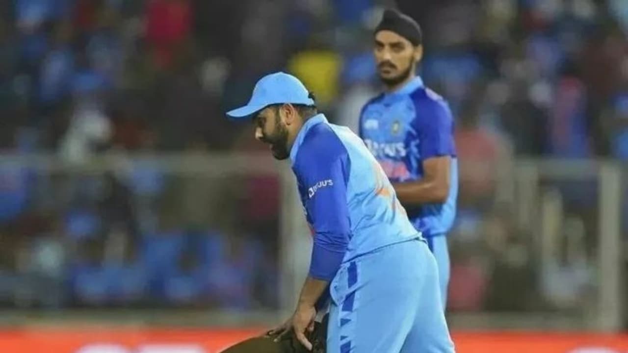 Ind vs SA: ಭದ್ರತೆ ಉಲ್ಲಂಘಿಸಿ ಮೈದಾನಕ್ಕೆ ಬಂದು ರೋಹಿತ್ ಶರ್ಮಾ ಪಾದಮುಟ್ಟಿ ನಮಸ್ಕರಿಸಿದ ಅಭಿಮಾನಿ..! Ind vs SA: ಭದ್ರತೆ ಉಲ್ಲಂಘಿಸಿ ಮೈದಾನಕ್ಕೆ ಬಂದು ರೋಹಿತ್ ಶರ್ಮಾ ಪಾದಮುಟ್ಟಿ ನಮಸ್ಕರಿಸಿದ ಅಭಿಮಾನಿ..!